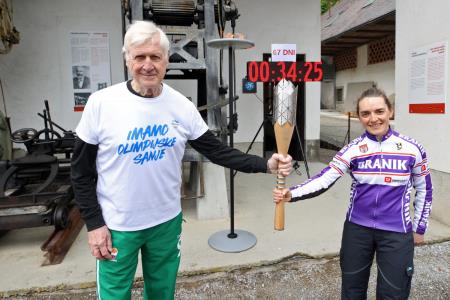 KLJUB KISLEMU VREMENU JE SLOVENSKA OLIMPIJSKA BAKLA V BOROVNICO PRINESLA OLIMPIJSKI ŽAR 33